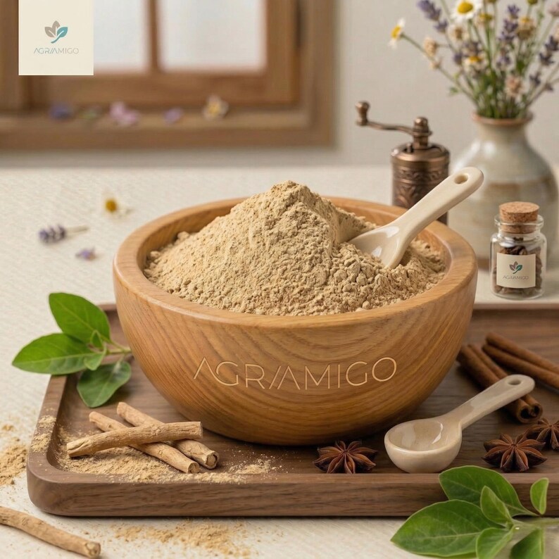 Peut inclure: Un bol en bois rempli de poudre brun clair et une cuill&egrave;re assortie. Le bol est pos&eacute; sur un plateau en bois avec des b&acirc;tons de cannelle, de l'anis &eacute;toil&eacute; et un petit bocal en verre. Le texte "AGRAMIGO" est visible sur le bol.