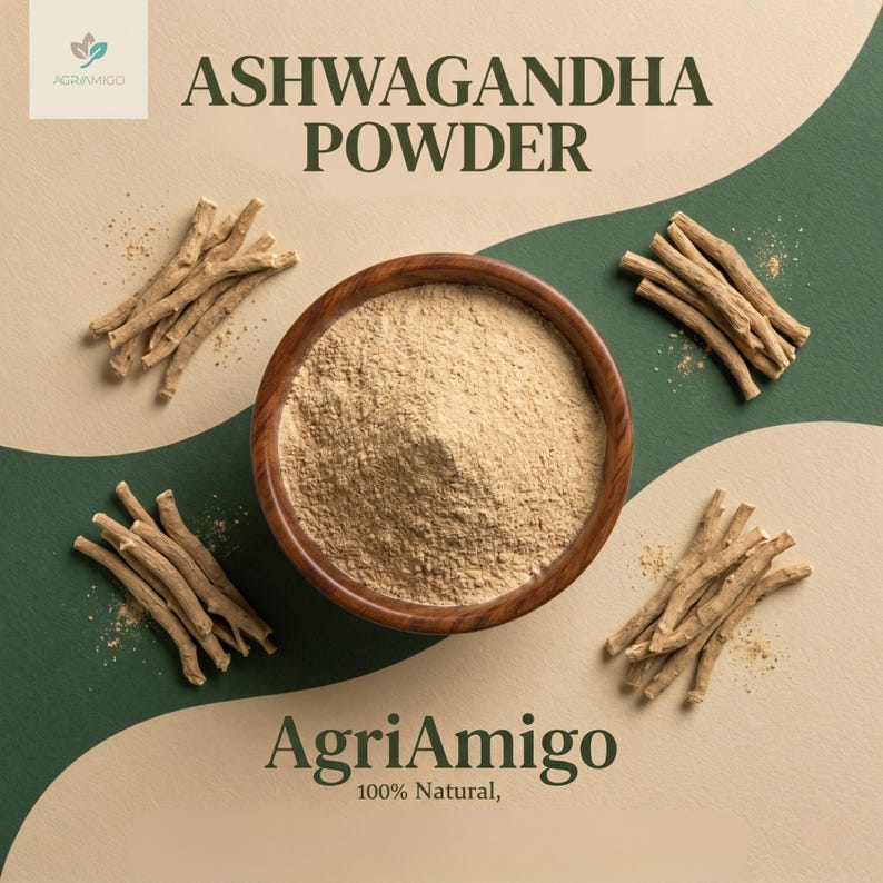 Peut inclure: Un bol en bois rempli de poudre d'ashwagandha, entour&eacute; de racines d'ashwagandha. L'image pr&eacute;sente le texte "ASHWAGANDHA POWDER" et le logo AgriAmigo avec le texte "100% Natural,". Le fond est un m&eacute;lange de vert et de beige.