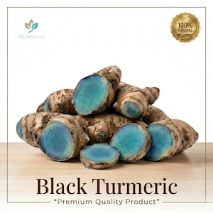 Puede incluir: Imagen de rizomas de cúrcuma negra, algunos cortados para revelar un interior azul vibrante. La imagen incluye el texto "Black Turmeric" y "Premium Quality Product", con un sello "100% Natural".