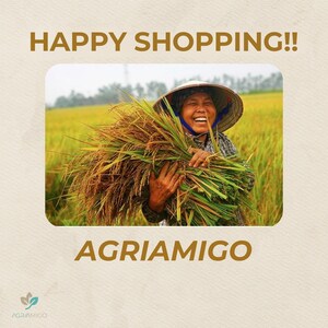 Puede incluir: Imagen con el texto "HAPPY SHOPPING!!" y "AGRIAMIGO". Una persona con un sombrero c&oacute;nico sonr&iacute;e mientras sostiene un manojo de cultivos cosechados en un campo de cultivos dorados.