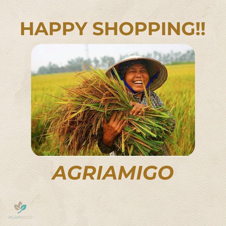 Puede incluir: Imagen con el texto "HAPPY SHOPPING!!" y "AGRIAMIGO". Una persona con un sombrero c&oacute;nico sonr&iacute;e mientras sostiene un manojo de cultivos cosechados en un campo de cultivos dorados.