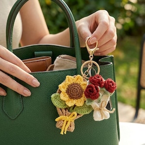 Handmade Crochet Flower Bouquet Keychain, Mini Knitted Floral Backpack Accessory
