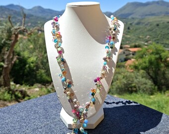 Collar de cristal multicolor tejido a crochet con hilo de joyería