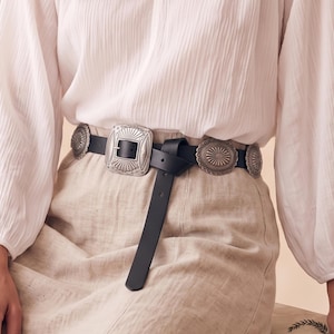 Cinturón de cintura estilo western con conchos para mujer, cinturón de cadera retro boho de piel sintética, accesorio vintage para vestido gitano con hebilla de aleación de zinc grabada. imagen 1