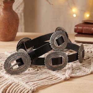 Cinturón de cuero negro estilo western con conchos, disco ovalado plateado grabado vintage, cinturón bohemio estilo suroeste.