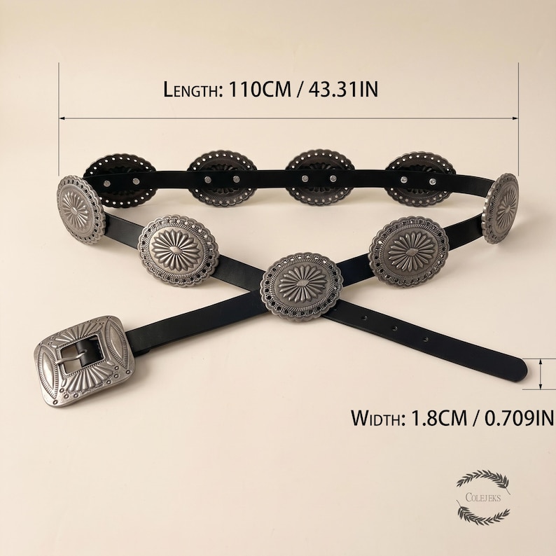 Puede incluir: Un cintur&oacute;n negro con detalles circulares plateados tipo concho y una hebilla rectangular a juego. El cintur&oacute;n mide 110 cm de largo y 1,8 cm de ancho, con texto en la imagen que indica estas dimensiones exactas del producto.