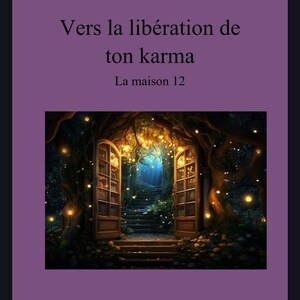 Peut inclure: Image artistique avec le texte "Vers la libération de ton karma" et "La maison 12" en noir sur fond violet. L'image en dessous représente des portes en bois ouvertes menant à un escalier, entourées d'arbres et de lumières.