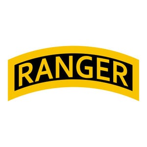 Pode incluir: Uma aba Ranger amarela e preta. A palavra "RANGER" está em letras maiúsculas pretas em negrito, em um fundo amarelo. A aba tem uma forma curva, com uma borda preta.