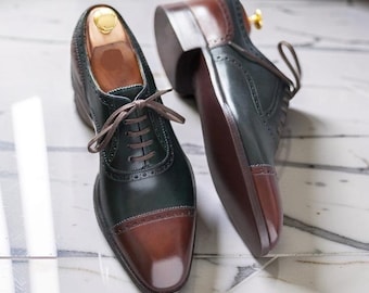 Sapatos Oxford masculinos de couro bicolor feitos à mão, com detalhes em relevo.