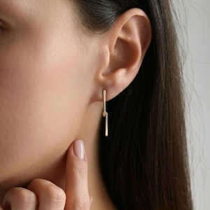 Twisted Loop Bar Örhängen, Guld Twist Örhängen, Geometriska Droppörhängen, Minimalistiska Mässingsörhängen, Moderna Dinglaörhängen, Present till henne