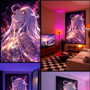 Puede incluir: Un gran tapiz de pared rectangular con una ilustración celestial de estilo anime de una mujer con largo cabello blanco y ojos amarillos brillantes. El fondo es una vibrante galaxia púrpura y rosa.