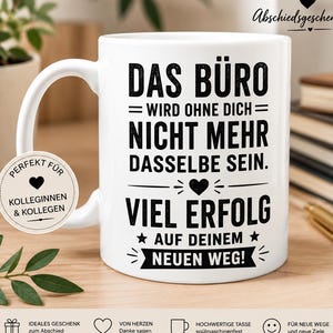 Puede incluir: Una taza de cerámica blanca con texto impreso en negro que dice: DAS BÜRO WIRD OHNE DICH NICHT MEHR DASSELBE SEIN. VIEL ERFOLG AUF DEINEM NEUEN WEG! Una etiqueta circular unida al asa muestra el texto: PERFEKT FÜR KOLLEGINNEN & KOLLEGEN.