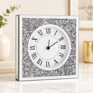 Reloj de mesa y pared con efecto espejo y diamantes triturados - 8x8x2 pulgadas, decorativo, funciona con pilas (pila AA no incluida).