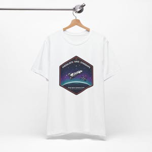 Mission Patch Space Survival Tee | hård sci-fi, utforskning, vetenskapsnörd