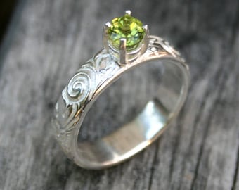 Sterling Silver Pattern Ring with Solitaire Peridot