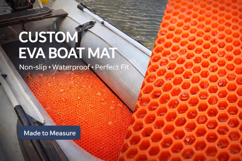 K&ouml;nnte beinhalten: Eine leuchtend orangefarbene EVA-Bootmatte mit erhabener, sechseckiger Wabenstruktur, die in einem hellgrauen Schlauchboot liegt. Die Matte hat eine rutschfeste Oberfl&auml;che und ist mit dem Textaufdruck CUSTOM EVA BOAT MAT versehen.