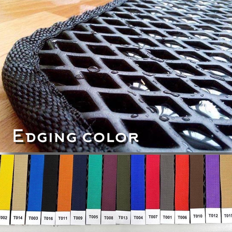 K&ouml;nnte beinhalten: Eine schwarze Gummimatte mit rautenf&ouml;rmigem Gittermuster und Wassertropfen auf der Oberfl&auml;che. Unter der Matte befindet sich eine Farbtabelle mit der Aufschrift EDGING COLOR, die f&uuml;nfzehn Stoffstreifen in Gelb, Beige, Blau, Schwarz, Orange, Marineblau, T&uuml;rkis, Kastanienbraun, Olivgr&uuml;n, K&ouml;nigsblau, Rot, Grau, Hellrot, Braun und Lila zeigt.