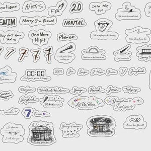 Könnte beinhalten: Eine Sammlung weißer Aufkleber mit schwarzem Text und Illustrationen. Die Aufkleber zeigen Sätze wie "Swim", "Fake Love" und "I'm Fine" sowie verschiedene Zahlen und Zeichnungen. Die Aufkleber befinden sich auf einem hellgrauen Hintergrund.