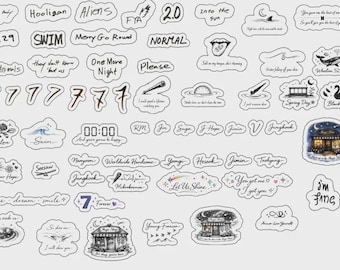Puede incluir: Una colección de pegatinas blancas con texto e ilustraciones en negro. Las pegatinas presentan frases como "Swim", "Fake Love" e "I'm Fine", junto con varios números y dibujos. Las pegatinas están sobre un fondo gris claro.
