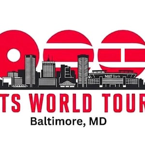 Può includere: Un design grafico con tre grandi cerchi rossi con ritagli orizzontali bianchi sopra una sagoma nera dello skyline di Baltimora. Il testo BTS WORLD TOUR è stampato in rosso sotto lo skyline, con Baltimore, MD in nero scritto al di sotto.