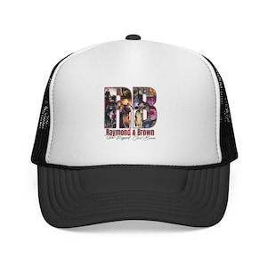 Könnte beinhalten: Schwarze und weiße Trucker-Mütze mit weißer Frontplatte. Auf der Vorderseite sind die Buchstaben "RB" in einer Collage von Bildern zu sehen, darunter die Worte "Raymond & Brown" und "Your Respect Chris Brown".