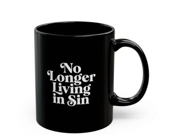 Taza "Ya no vivimos en pecado" / Taza de café de cerámica negra / Divertido regalo de compromiso, humor religioso cristiano, despedida de soltera, para ella o para él.