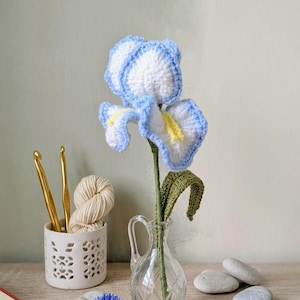 Flor de iris de ganchillo hecha a mano / Decoración botánica tejida que perdura / Estética acogedora para la habitación y el escritorio / Regalo para graduación, cumpleaños, boda