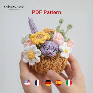 Op de afbeelding: Een gehaakt mandje gevuld met diverse bloemen, waaronder een gele zonnebloem, een paarse roos, witte madeliefjes en roze bloesems. De tekst SylvaWeave Crochet Pattern en PDF Pattern is bovenaan zichtbaar. Het mandje is gemaakt van beige garen.