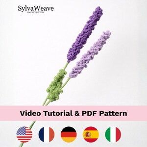 Könnte beinhalten: Zwei gehäkelte Lavendelstiele mit lila und hellvioletten Blütenköpfen und grünen Stielen. Der Text "SylvaWeave CROCHET PATTERN" steht oben. Darunter befindet sich ein rosa Banner mit dem Text "Video Tutorial & PDF Pattern" und Flaggen.