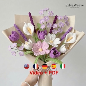 Puede incluir: Un ramo de flores de ganchillo con tulipanes morados, calas blancas, cosmos rosa claro y pequeñas flores de lavanda con tallos verdes, envuelto en papel beige. El texto SylvaWeave Crochet Pattern es visible en la esquina superior derecha.