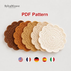 Op de afbeelding: Vijf ronde gehaakte onderzetters op een rij, verlopend in kleur van donkerbruin naar crème. Elke onderzetter heeft een geschulpte rand en een spiraalvormig steekpatroon. De tekst SylvaWeave Crochet Pattern en PDF Pattern is zichtbaar.