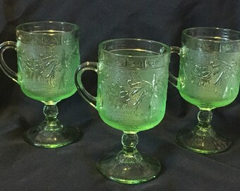 Tiaramönster, Chantilly-grön, av Indiana Glass ~ Set med tre (3) glas med handtag ~ Blommig ~ Piedestalkoppar