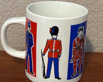 HH Brittisk Gardemugg - Holt Howard - England - Royal - Rödblå vit mugg ~ 1973 ~ 7558