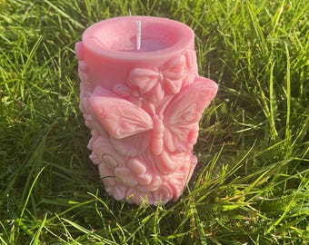 Vela cilíndrica rosa con mariposa en relieve / Cera de soja hecha a mano / Perfumada / MayaMaraUK
