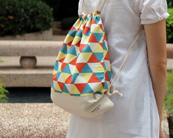 OFERTA Mochila con cordón / Mochila de algodón / Bolsa con cordón / Mochila hecha a mano / Bolsa de gimnasio / Bolsa de natación ~ Patrón triangular (B15)