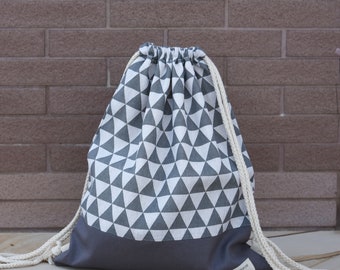 Mochila con cordón/ Mochila de algodón/ Bolsa con cordón/ Mochila hecha a mano/ Bolsa de gimnasio/ Bolsa de natación ~ Patrón triangular (B169)