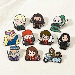 Peut inclure: Collection d'épingles de personnages de dessins animés colorés représentant des personnages d'une série fantastique populaire. Les épingles représentent divers personnages avec des baguettes, des écharpes et d'autres éléments emblématiques.