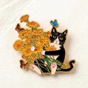 Emaljnål med svart kattblomma, söt smokingkattbrosch med gul prästkragebukett och fjärilar, kawaii blommig nål för jackor, väskor och present