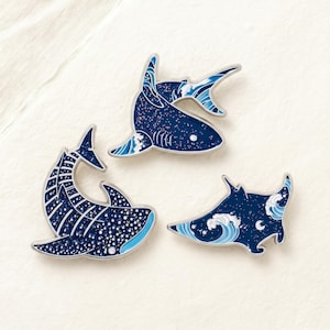 Conjunto de pines esmaltados de tiburón ballena oceánico, colección de broches de animales marinos celestiales, pines marinos de olas del cielo nocturno para chaquetas, bolsos y regalos.