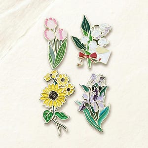 Conjunto de broches esmaltados de flores botánicas, tulipán rosa, girasol, iris y lirio del valle. Lindo regalo floral para chaquetas y bolsos.