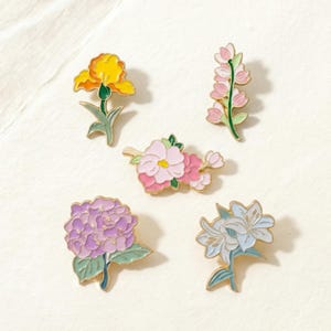 Conjunto de broches florales esmaltados, colección de broches florales de lirios azules, hortensias y flores rosas, lindo regalo botánico para chaquetas y bolsos.
