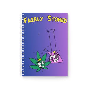 Puede incluir: Cuaderno de espiral con un fondo degradado púrpura y azul. La portada presenta ilustraciones de dibujos animados de una hoja de cannabis y un bong, ambos con coronas, y el texto "Fairly Stoned" en amarillo.