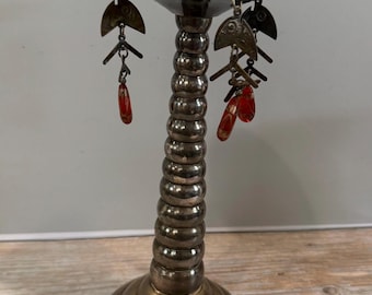 Vintage messing kandelaar met gedraaide steel en decoratieve bedels.