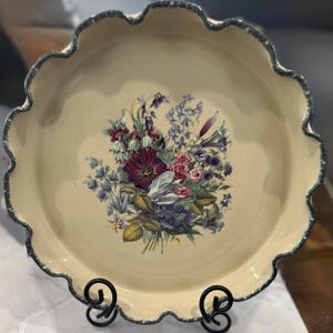 Ett serveringsfat i keramik med blommiga volanger från Home & Garden Party.