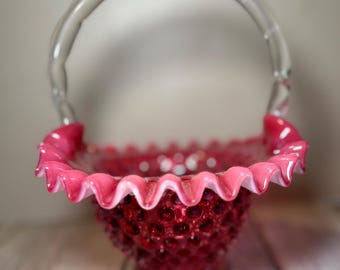 フェントン社製クランベリーオパールセントホブネイルガラスバスケット。フリル状の縁と透明なハンドル付き。