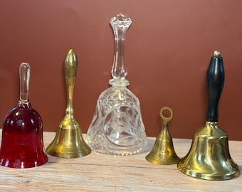 Una colección de campanillas decorativas que incluyen piezas de cristal, vidrio y latón.