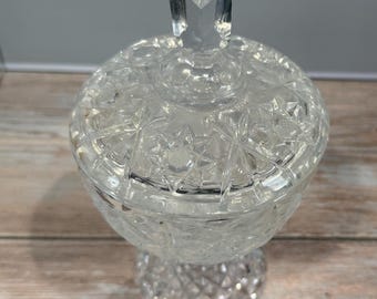 Vintage Krug mit geschliffenem Überfangglas mit facettiertem Griff und Rautenmuster.