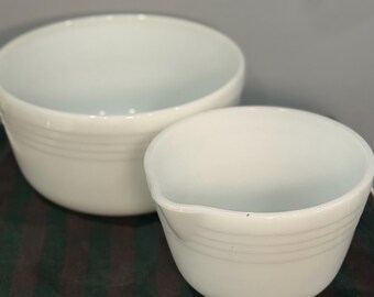 Vintage gerippte Milchglas Rührschüsseln, eine mit Ausguss.