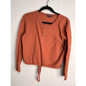 Suéter tipo jersey POOF para mujer, talla S, color óxido, estilo Henley, manga larga, tejido gofrado.