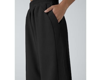 Pantalones casuales de pana de talle alto, pierna recta y bolsillo.